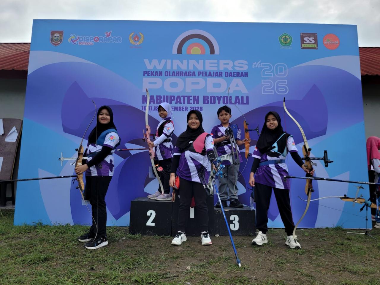 Siswa Al Khoir mengikuti Panahan
