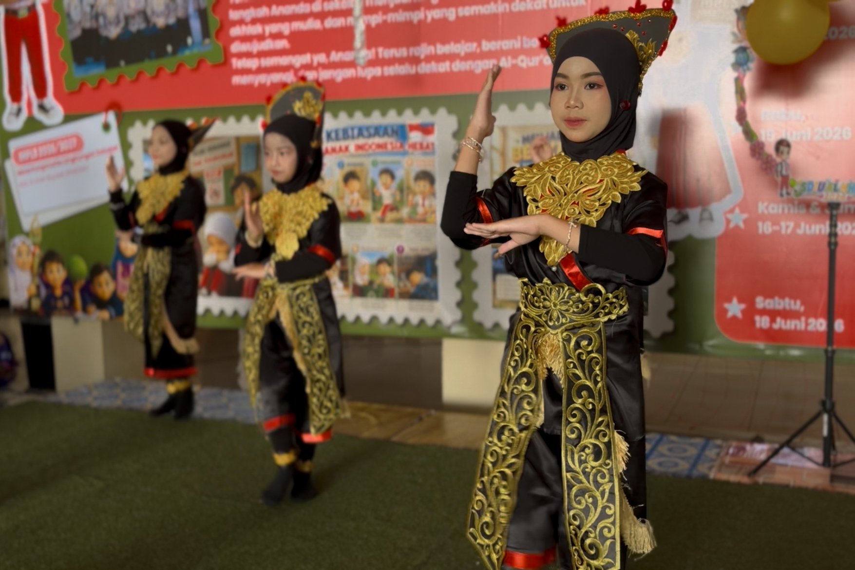 Siswa Al Khoir mengikuti Tari